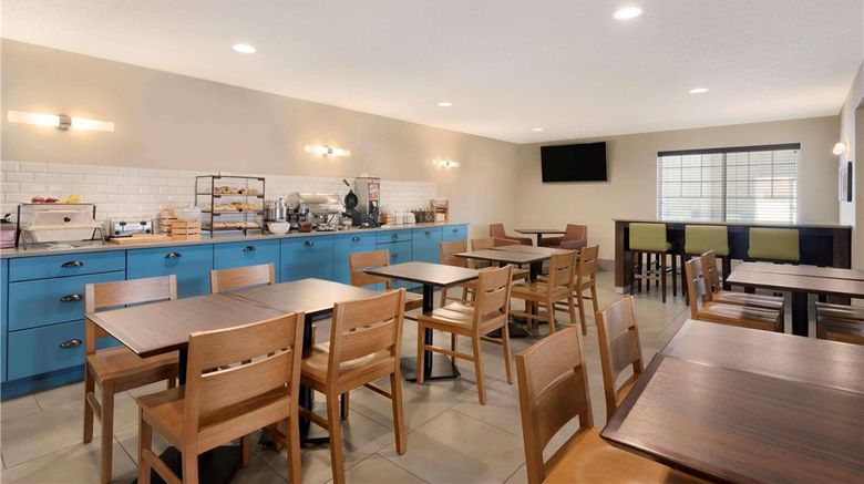 <b>Country Inn & Suites by Radisson Restaurant</b>. Images powered by <a href="https://iceportal.shijigroup.com/" title="IcePortal" target="_blank">IcePortal</a>.