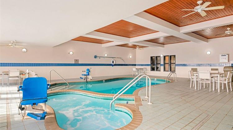 Country Inn & Suites West Bend Pool