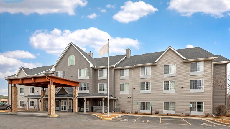 <b>Country Inn & Suites West Bend Exterior</b>. Images powered by <a href="https://iceportal.shijigroup.com/" title="IcePortal" target="_blank">IcePortal</a>.