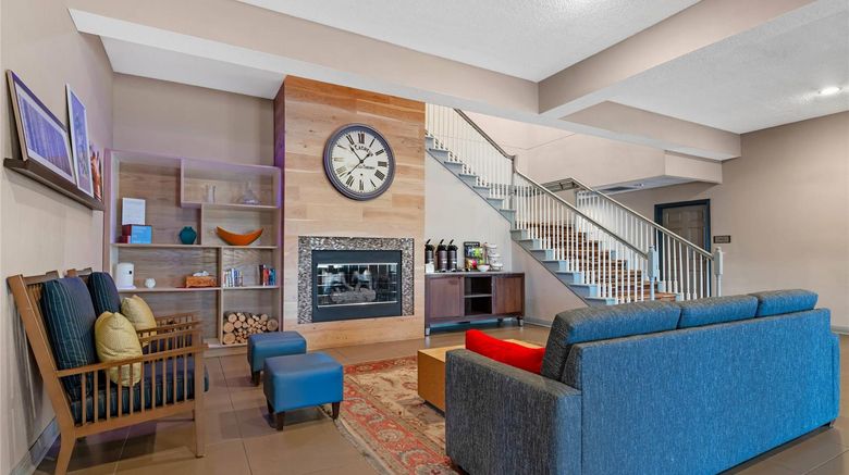 <b>Country Inn & Suites West Bend Lobby</b>. Images powered by <a href="https://iceportal.shijigroup.com/" title="IcePortal" target="_blank">IcePortal</a>.