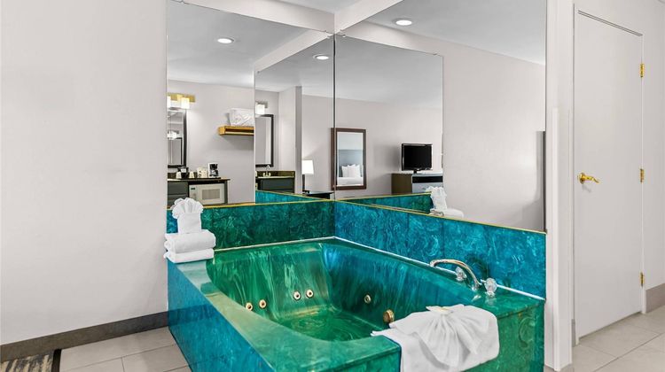 Country Inn & Suites Kenosha Suite