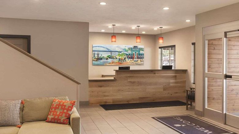 <b>Country Inn & Suites Green Bay North Lobby</b>. Images powered by <a href="https://iceportal.shijigroup.com/" title="IcePortal" target="_blank">IcePortal</a>.