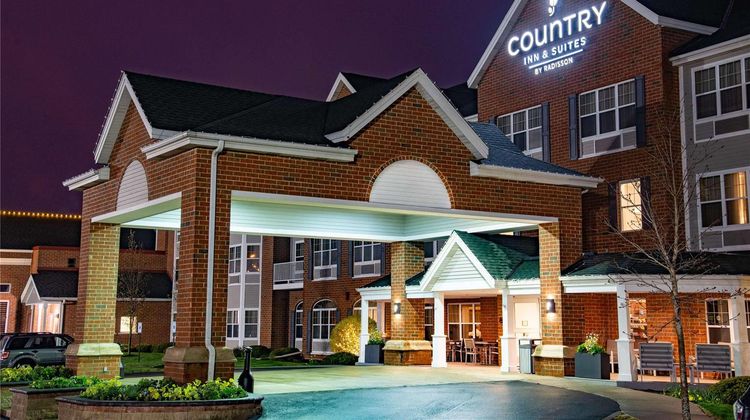 Country Inn & Suites Milwaukee West Exterior
