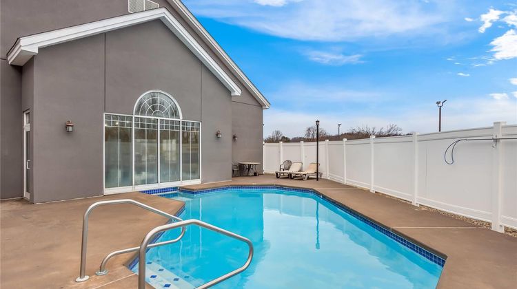 Country Inn & Suites Beckley Pool