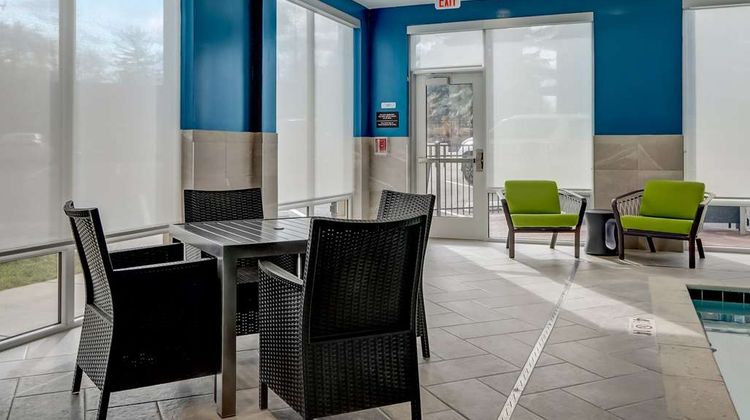Hampton Inn & Suites Midtown Rookwood Pool