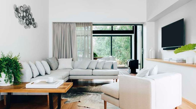 <b>Elements of Byron Room</b>. Images powered by <a href="https://iceportal.shijigroup.com/" title="IcePortal" target="_blank">IcePortal</a>.