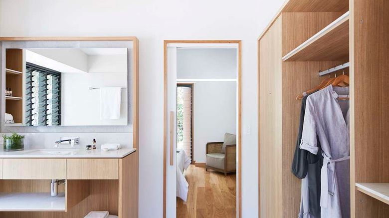 <b>Elements of Byron Room</b>. Images powered by <a href="https://iceportal.shijigroup.com/" title="IcePortal" target="_blank">IcePortal</a>.