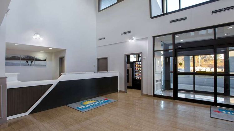 Days Inn by Wyndham Barrie Lobby