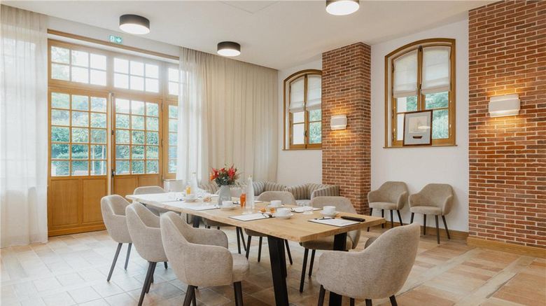 <b>Maison Douce Epoque Meeting</b>. Images powered by <a href="https://iceportal.shijigroup.com/" title="IcePortal" target="_blank">IcePortal</a>.