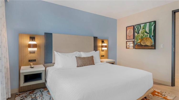 Cambria Hotel Austin Downtown Suite