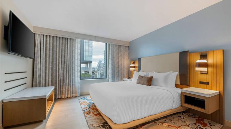 Cambria Hotel Austin Downtown Suite
