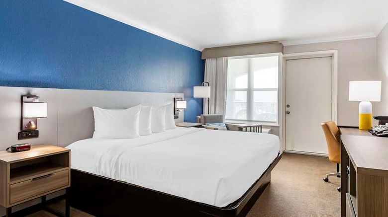 <b>Comfort Inn & Suites Suite</b>. Images powered by <a href="https://iceportal.shijigroup.com/" title="IcePortal" target="_blank">IcePortal</a>.
