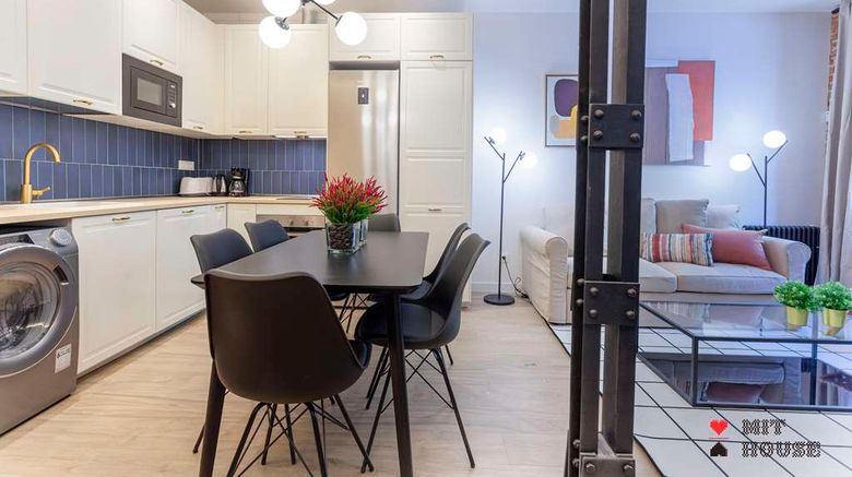 <b>4 Ways En Madrid Room</b>. Images powered by <a href="https://iceportal.shijigroup.com/" title="IcePortal" target="_blank">IcePortal</a>.