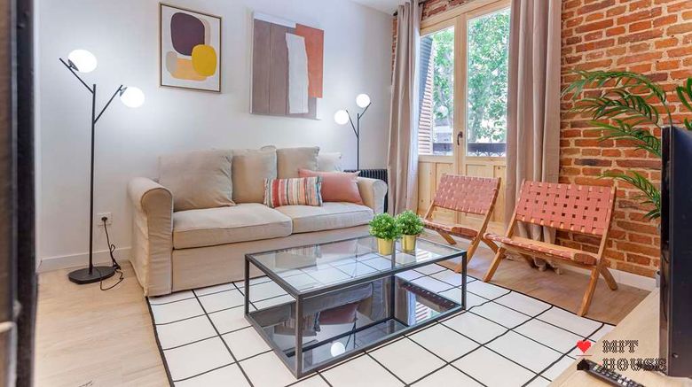 <b>4 Ways En Madrid Room</b>. Images powered by <a href="https://iceportal.shijigroup.com/" title="IcePortal" target="_blank">IcePortal</a>.