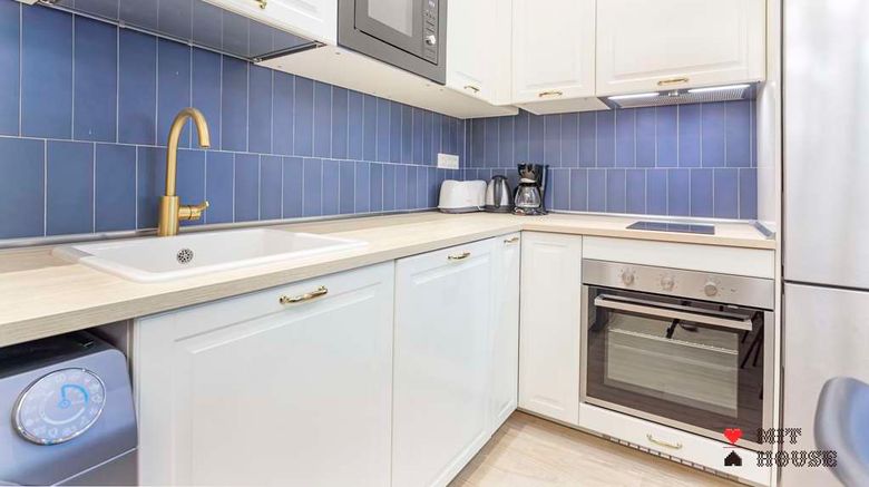<b>4 Ways En Madrid Room</b>. Images powered by <a href="https://iceportal.shijigroup.com/" title="IcePortal" target="_blank">IcePortal</a>.