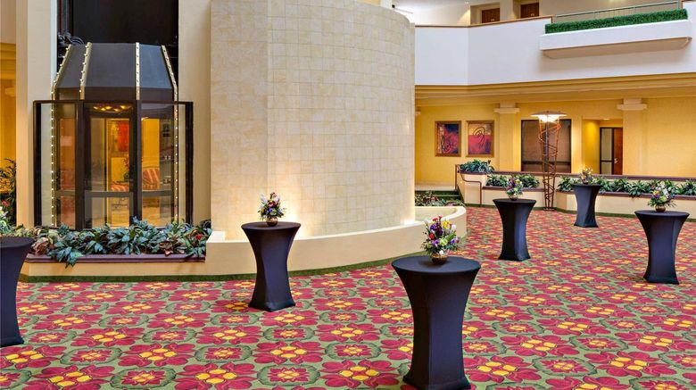 <b>Radisson Hotel Cedar Rapids Lobby</b>. Images powered by <a href="https://iceportal.shijigroup.com/" title="IcePortal" target="_blank">IcePortal</a>.