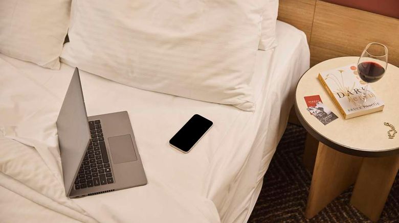 <b>The Tank Stream Hotel Room</b>. Images powered by <a href="https://iceportal.shijigroup.com/" title="IcePortal" target="_blank">IcePortal</a>.