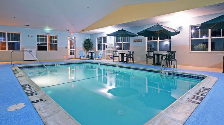 Country Inn and Suites by Radisson Lansing Pool