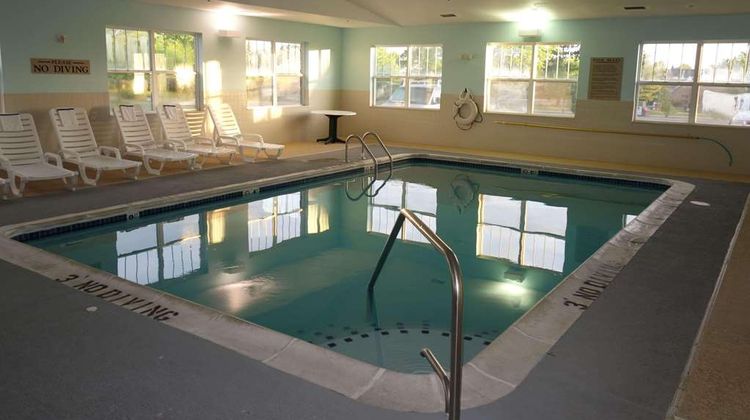 Country Inn and Suites by Radisson Lansing Pool