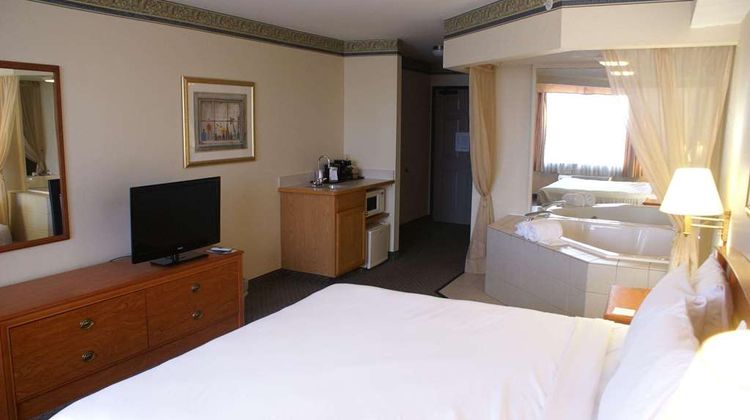 Country Inn and Suites by Radisson Lansing Suite