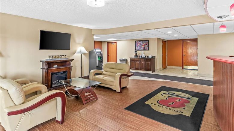 <b>Super 8 by Wyndham Sturtevant/Racine Lobby</b>. Images powered by <a href="https://iceportal.shijigroup.com/" title="IcePortal" target="_blank">IcePortal</a>.