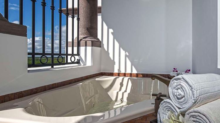 Holiday Inn Club Grand Residences Suite