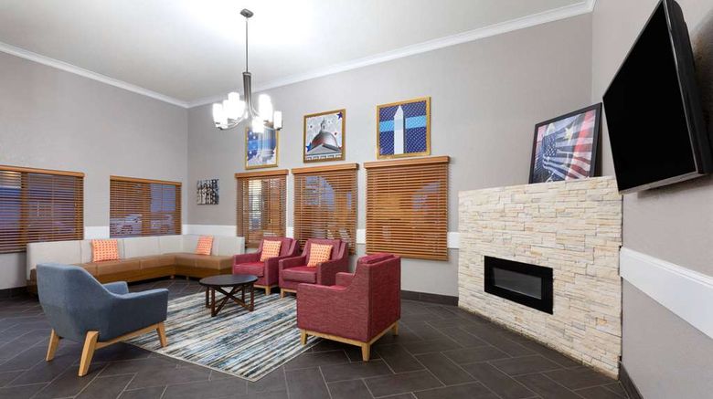 <b>AmericInn & Suites Lobby</b>. Images powered by <a href="https://iceportal.shijigroup.com/" title="IcePortal" target="_blank">IcePortal</a>.