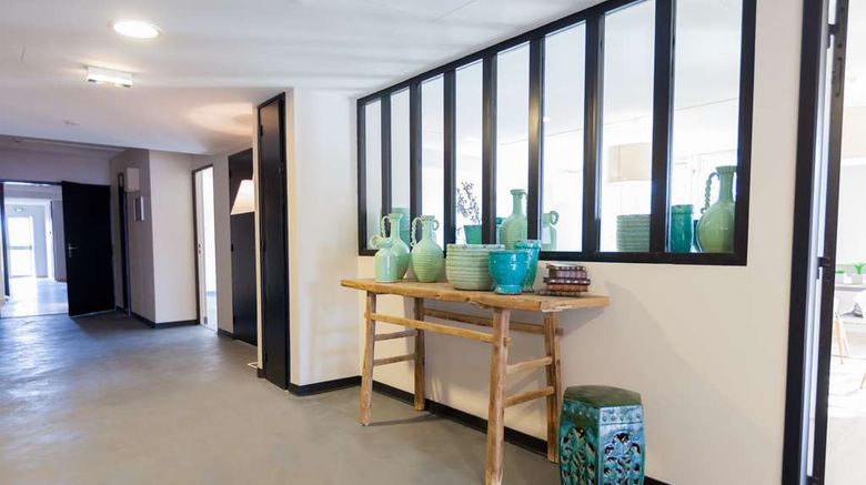 <b>Hotel La Quietat Lobby</b>. Images powered by <a href="https://iceportal.shijigroup.com/" title="IcePortal" target="_blank">IcePortal</a>.