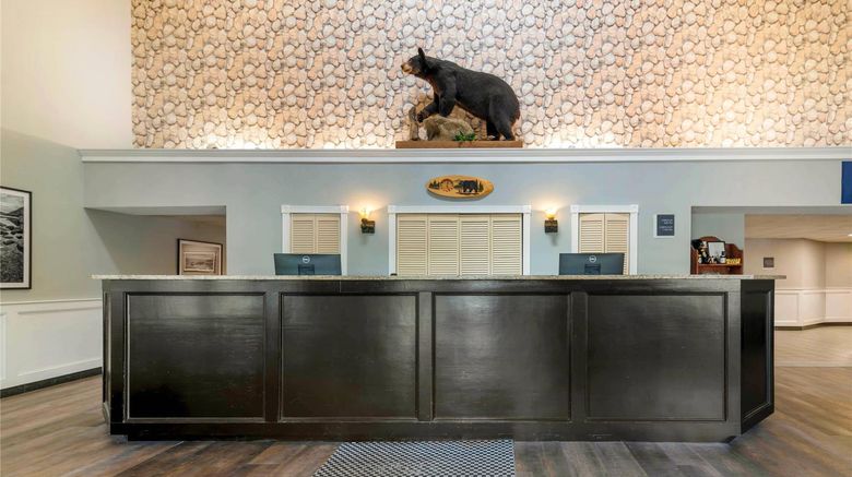 <b>Black Bear Inn, Ascend Collection Lobby</b>. Images powered by <a href="https://iceportal.shijigroup.com/" title="IcePortal" target="_blank">IcePortal</a>.