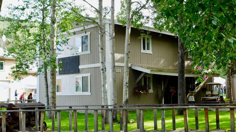 <b>Chena Hot Springs Resort Room</b>. Images powered by <a href="https://iceportal.shijigroup.com/" title="IcePortal" target="_blank">IcePortal</a>.