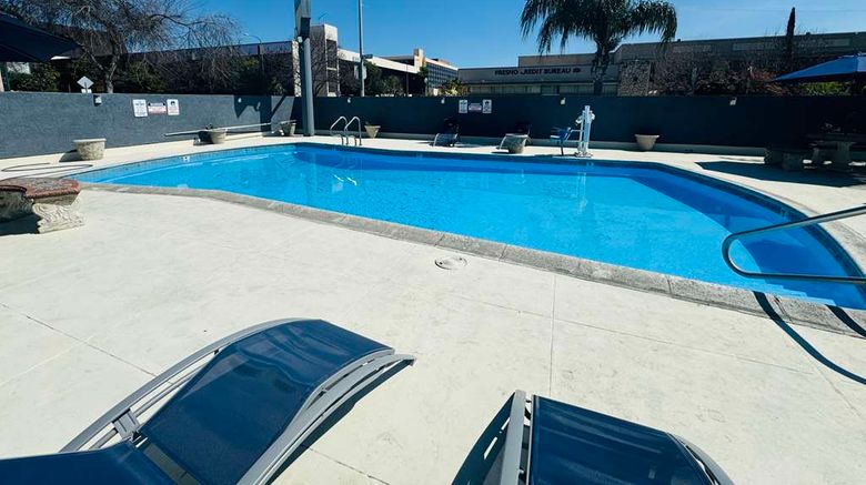 <b>SureStay by Best Western Fresno Central Pool</b>. Images powered by <a href="https://iceportal.shijigroup.com/" title="IcePortal" target="_blank">IcePortal</a>.