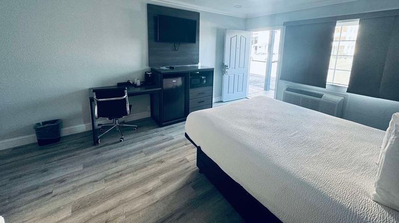 <b>SureStay by Best Western Fresno Central Room</b>. Images powered by <a href="https://iceportal.shijigroup.com/" title="IcePortal" target="_blank">IcePortal</a>.