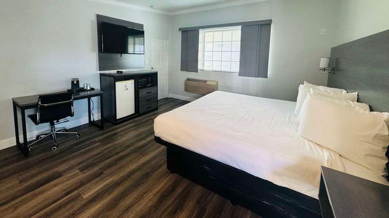 <b>SureStay by Best Western Fresno Central Room</b>. Images powered by <a href="https://iceportal.shijigroup.com/" title="IcePortal" target="_blank">IcePortal</a>.