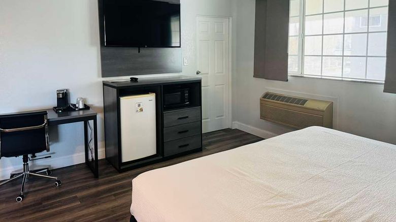 <b>SureStay by Best Western Fresno Central Room</b>. Images powered by <a href="https://iceportal.shijigroup.com/" title="IcePortal" target="_blank">IcePortal</a>.
