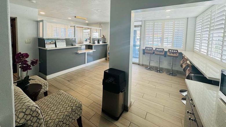 <b>SureStay by Best Western Fresno Central Lobby</b>. Images powered by <a href="https://iceportal.shijigroup.com/" title="IcePortal" target="_blank">IcePortal</a>.