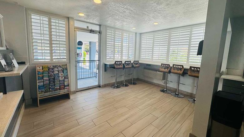 <b>SureStay by Best Western Fresno Central Lobby</b>. Images powered by <a href="https://iceportal.shijigroup.com/" title="IcePortal" target="_blank">IcePortal</a>.