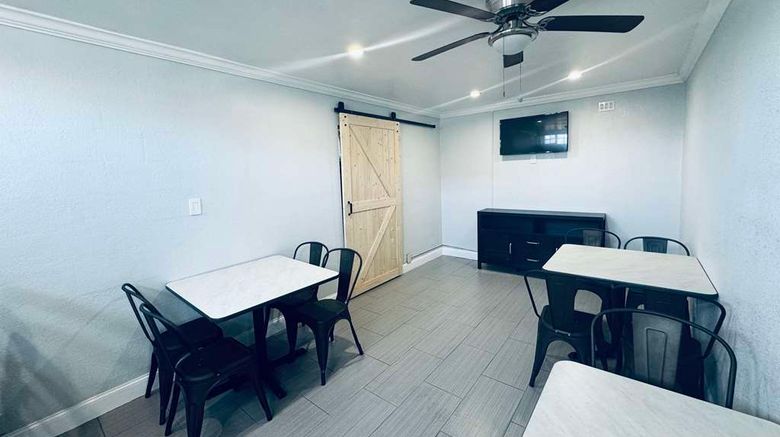 <b>SureStay by Best Western Fresno Central Restaurant</b>. Images powered by <a href="https://iceportal.shijigroup.com/" title="IcePortal" target="_blank">IcePortal</a>.