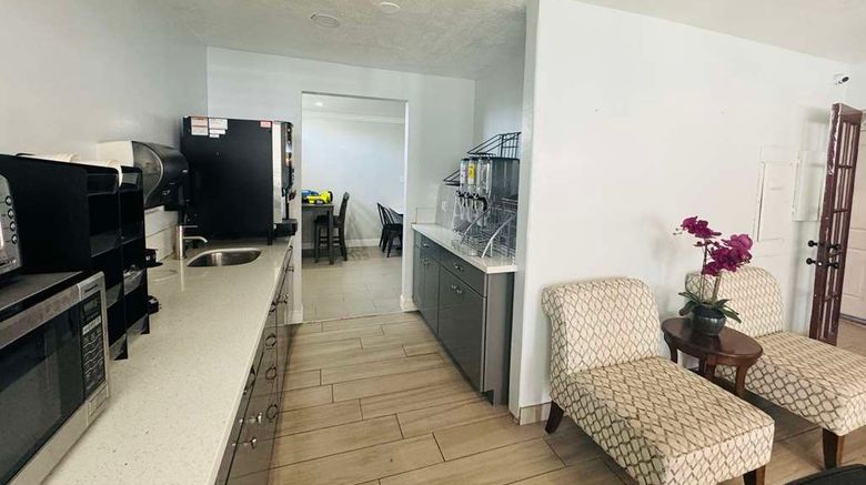 <b>SureStay by Best Western Fresno Central Restaurant</b>. Images powered by <a href="https://iceportal.shijigroup.com/" title="IcePortal" target="_blank">IcePortal</a>.