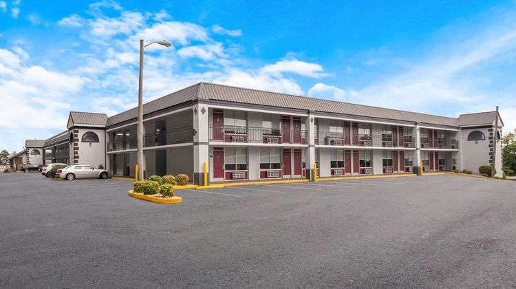 Suburban Studios Cleveland Central Exterior