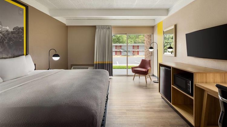 Super 8 by Wyndham Macon GA Room