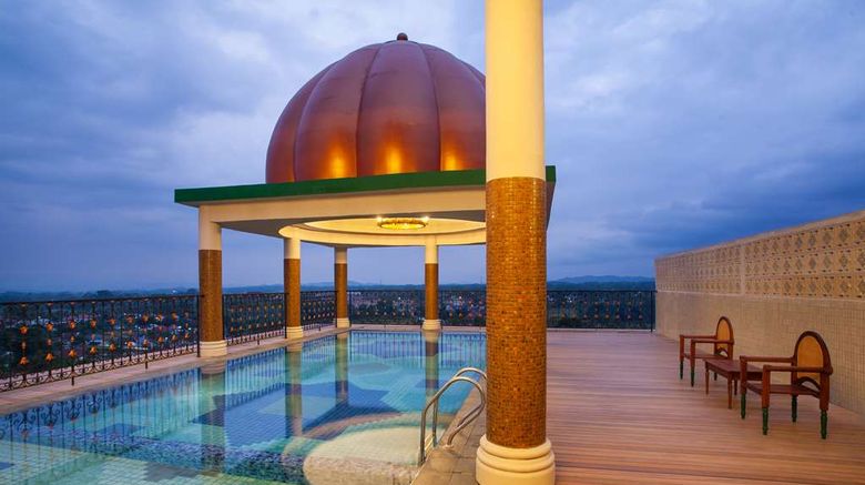 <b>Alhambra Hotel & Convention, BW Sig Coll Pool</b>. Images powered by <a href="https://iceportal.shijigroup.com/" title="IcePortal" target="_blank">IcePortal</a>.