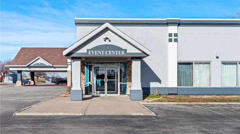 <b>Suburban Studios Fort Dodge Exterior</b>. Images powered by <a href="https://iceportal.shijigroup.com/" title="IcePortal" target="_blank">IcePortal</a>.