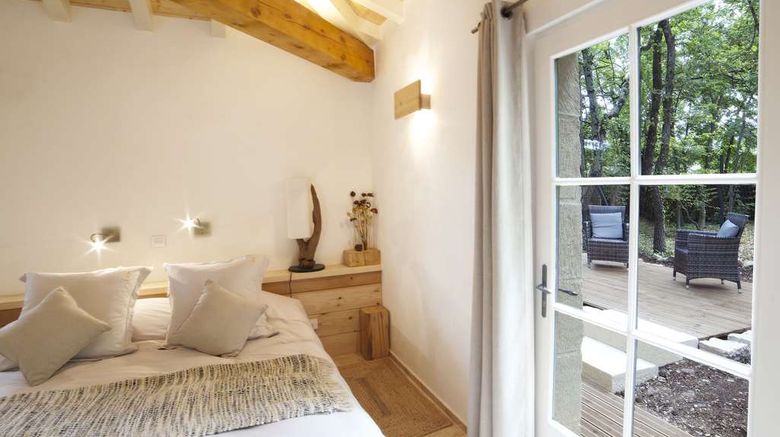 <b>Chateau de Pondres Room</b>. Images powered by <a href="https://iceportal.shijigroup.com/" title="IcePortal" target="_blank">IcePortal</a>.