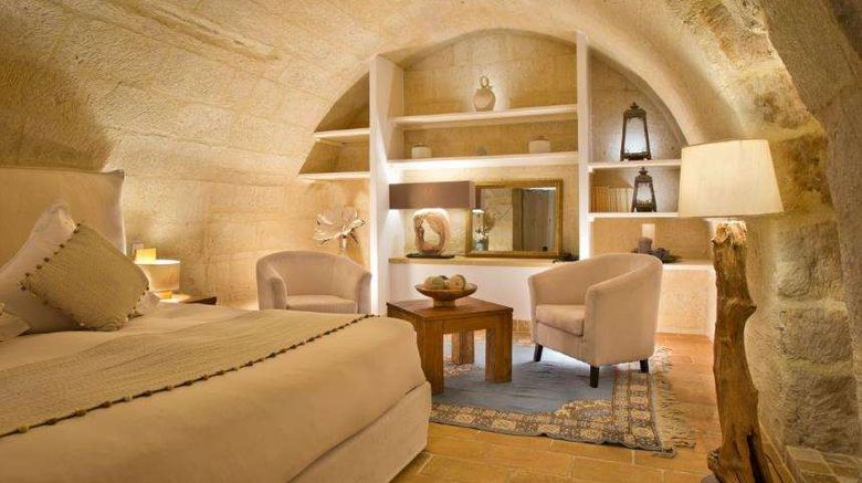 <b>Chateau de Pondres Suite</b>. Images powered by <a href="https://iceportal.shijigroup.com/" title="IcePortal" target="_blank">IcePortal</a>.