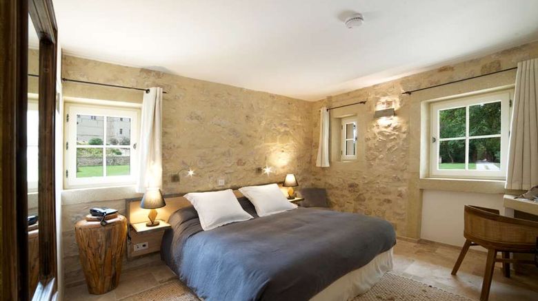 <b>Chateau de Pondres Room</b>. Images powered by <a href="https://iceportal.shijigroup.com/" title="IcePortal" target="_blank">IcePortal</a>.