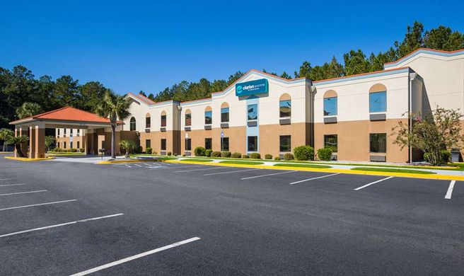 Clarion Pointe near Fort Stewart Exterior