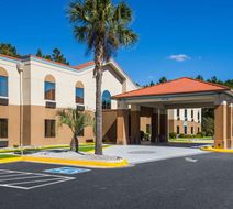 Clarion Pointe near Fort Stewart Exterior