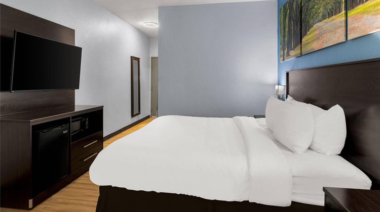 Clarion Pointe near Fort Stewart Suite