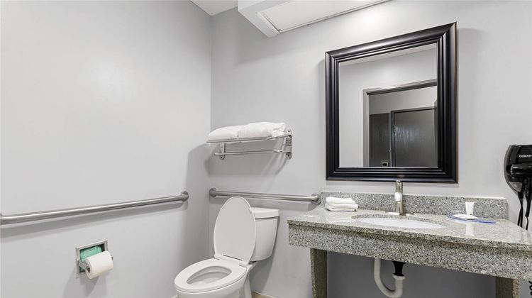 Clarion Pointe near Fort Stewart Room