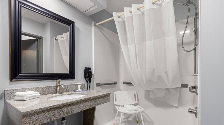 Clarion Pointe near Fort Stewart Room